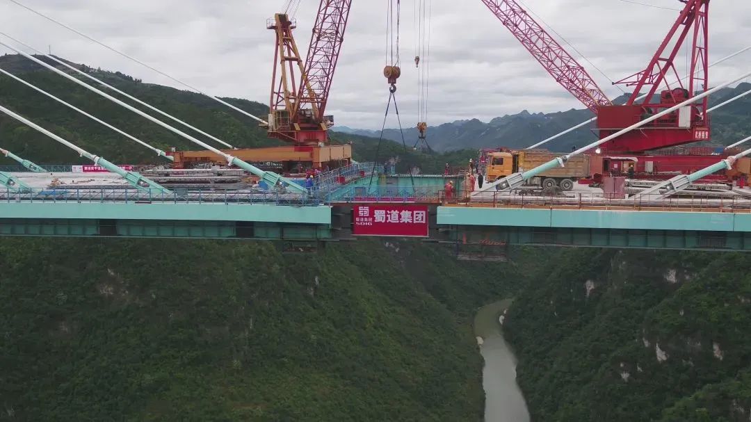 横跨川黔！古金高速ZCB1-4项目赤水河大桥今日顺利合龙